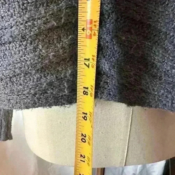 Women’s sweater. Grey. Non smoking home. Size Large. - Picture 4 of 5